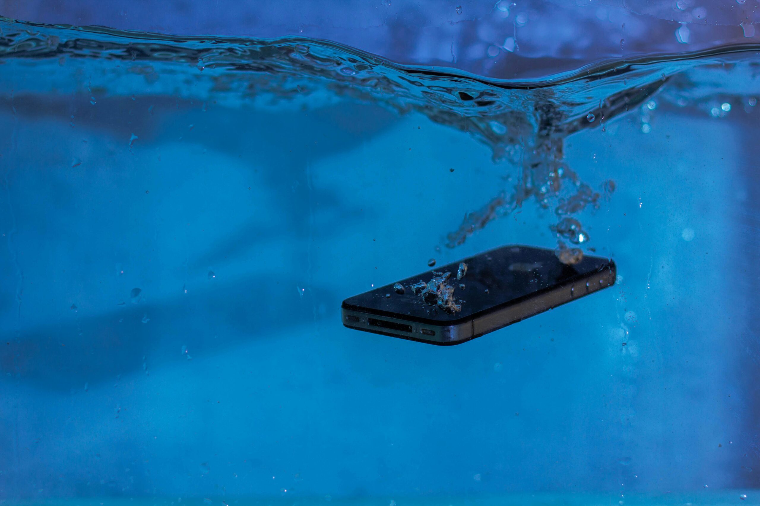 O que Acontece com Seu Celular Quando Ele Cai na Água? A Ciência por Trás da Resistência IP68