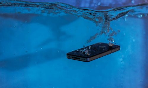 O que Acontece com Seu Celular Quando Ele Cai na Água? A Ciência por Trás da Resistência IP68